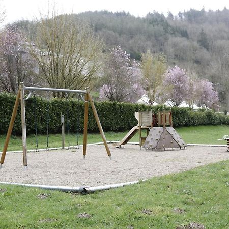 Camping Le Jardin - Chalets, Bungalows Et Emplacements Nus Pour Des Vacances Nature Le Long De La Riviere Le Gijou Lacaze Bagian luar foto