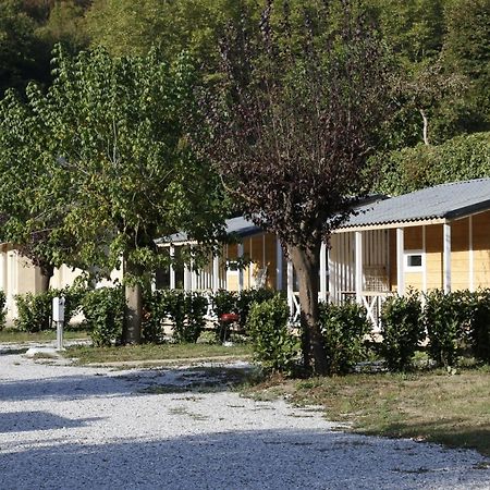 Camping Le Jardin - Chalets, Bungalows Et Emplacements Nus Pour Des Vacances Nature Le Long De La Riviere Le Gijou Lacaze Bagian luar foto