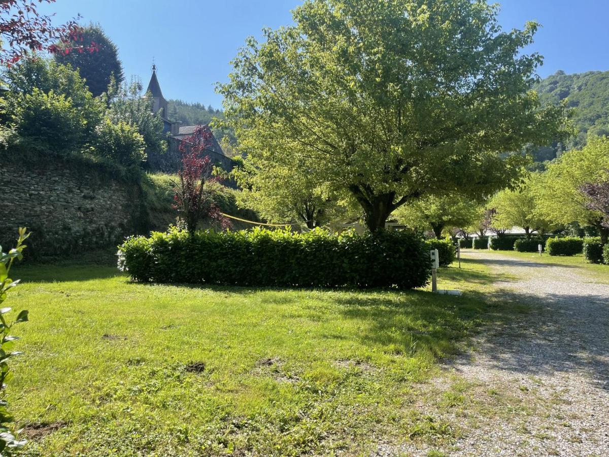 Camping Le Jardin - Chalets, Bungalows Et Emplacements Nus Pour Des Vacances Nature Le Long De La Riviere Le Gijou Lacaze Bagian luar foto