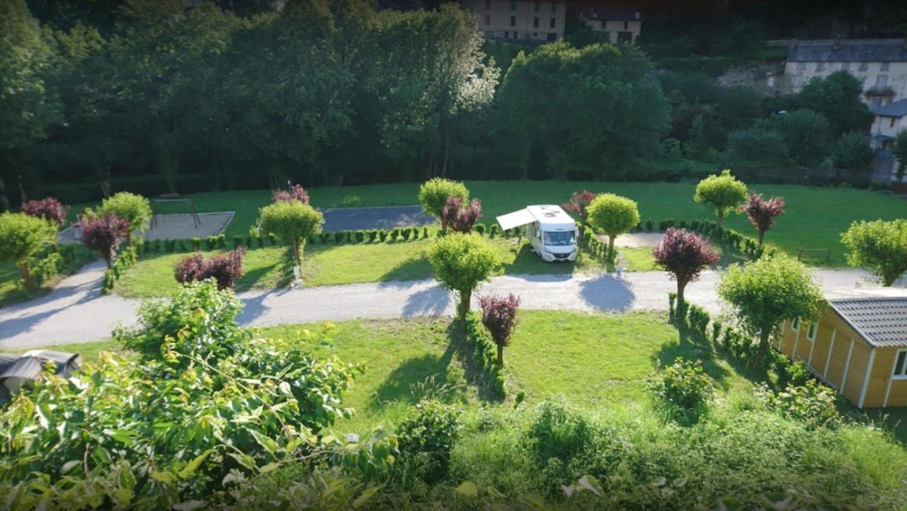 Camping Le Jardin - Chalets, Bungalows Et Emplacements Nus Pour Des Vacances Nature Le Long De La Riviere Le Gijou Lacaze Bagian luar foto