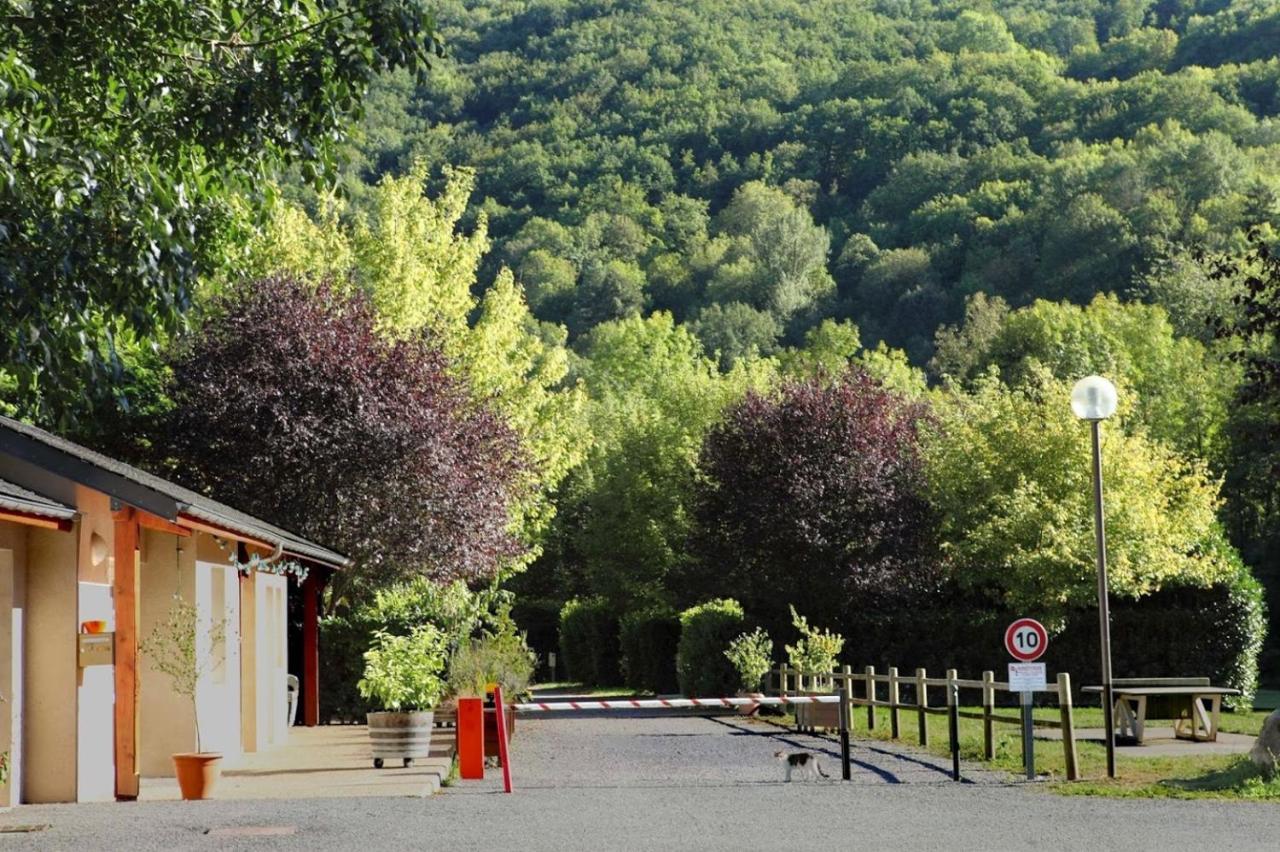 Camping Le Jardin - Chalets, Bungalows Et Emplacements Nus Pour Des Vacances Nature Le Long De La Riviere Le Gijou Lacaze Bagian luar foto