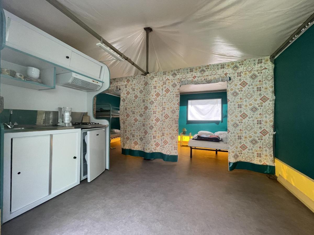 Camping Le Jardin - Chalets, Bungalows Et Emplacements Nus Pour Des Vacances Nature Le Long De La Riviere Le Gijou Lacaze Bagian luar foto