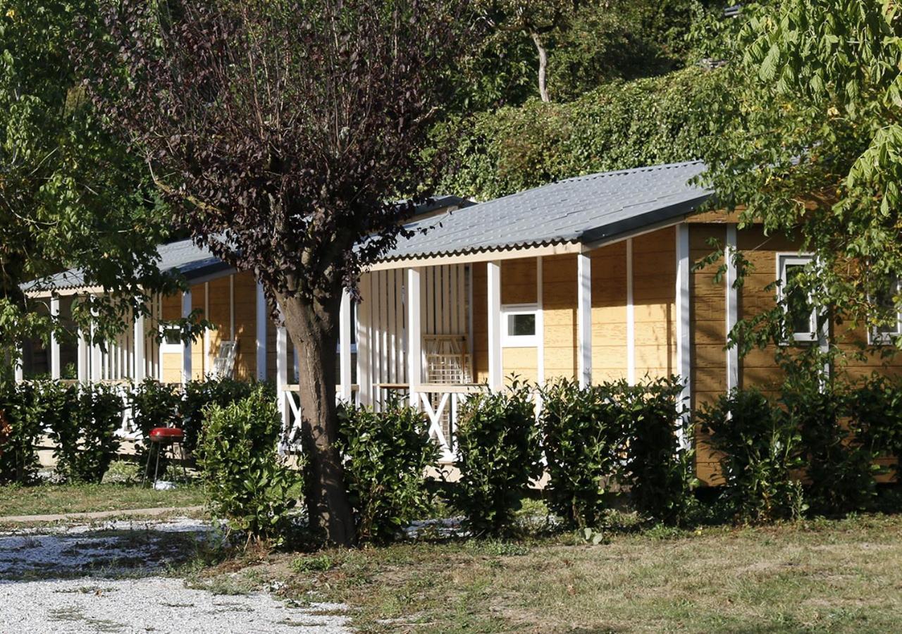 Camping Le Jardin - Chalets, Bungalows Et Emplacements Nus Pour Des Vacances Nature Le Long De La Riviere Le Gijou Lacaze Ruang foto